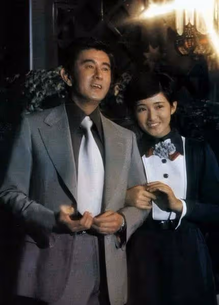他和山口百惠在影視劇中多次扮演父女，並且是她的「紅娘」