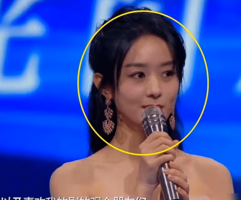 章子怡為趙麗穎頒獎，同台生圖真實顏值藏不住，相差8歲的臉太明顯