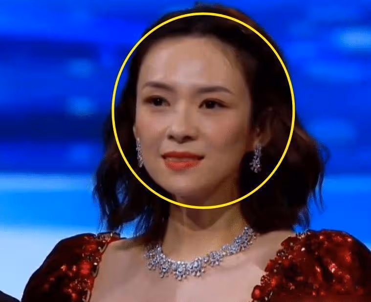 章子怡為趙麗穎頒獎，同台生圖真實顏值藏不住，相差8歲的臉太明顯