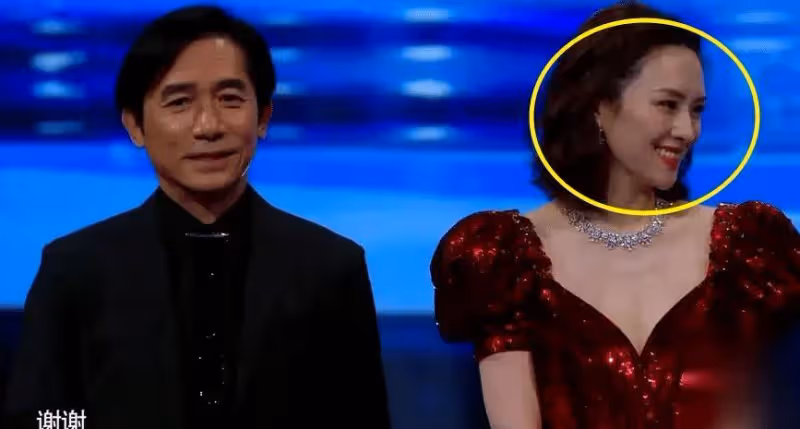 章子怡為趙麗穎頒獎，同台生圖真實顏值藏不住，相差8歲的臉太明顯