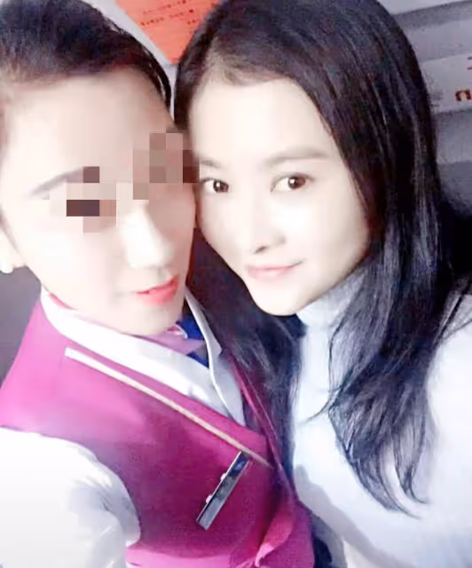 空姐曬與沈騰夫婦合照，妻子素顏顏值依舊高，不輸身旁空姐