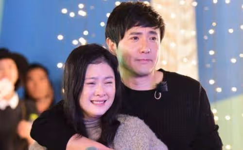 空姐曬與沈騰夫婦合照，妻子素顏顏值依舊高，不輸身旁空姐