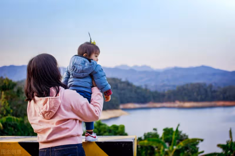 兒媳讓婆婆幫忙照顧女兒，一個月後回來，發現侄子吃肉女兒吃紅薯