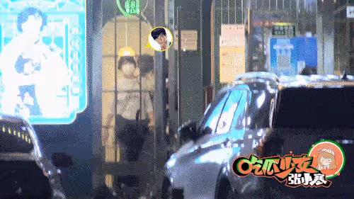劉詩詩吳奇隆一家三口現身,劉詩詩抱著兒子,吳奇隆保護著母子