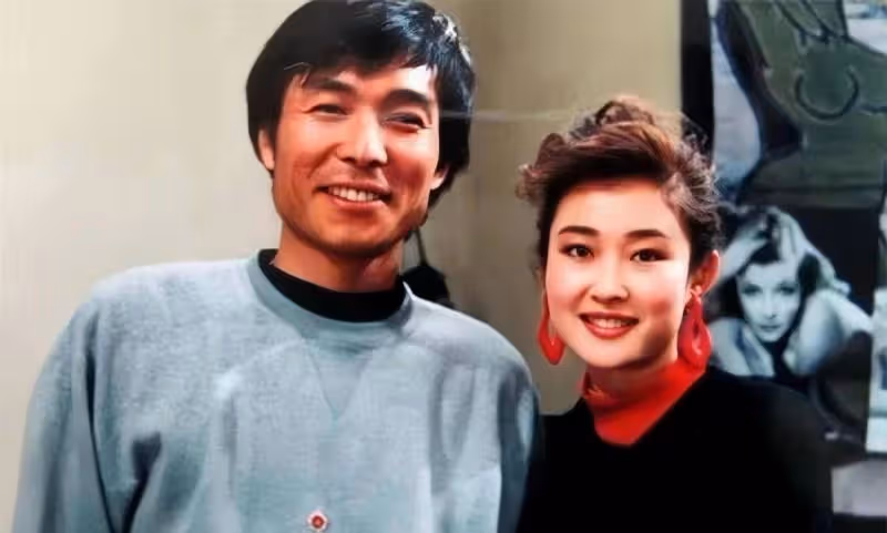 謝園:與17歲的妻子相戀22年,緋聞為零,死後,寡婦的痴情讓她淚流滿面