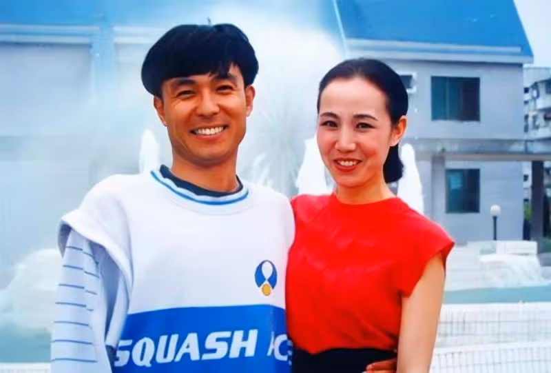 謝園:與17歲的妻子相戀22年,緋聞為零,死後,寡婦的痴情讓她淚流滿面