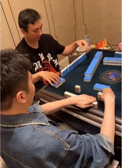王思聰和沉潔現身成都一家酒吧,和一位富二代朋友打牌,一晚營業額破百萬