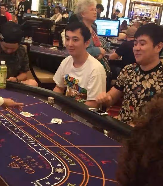 王思聰和沉潔現身成都一家酒吧,和一位富二代朋友打牌,一晚營業額破百萬