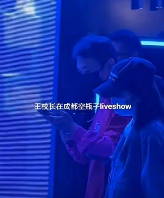 王思聰和沉潔現身成都一家酒吧,和一位富二代朋友打牌,一晚營業額破百萬