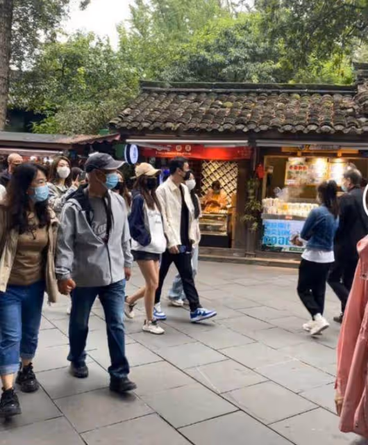 王思聰和沉潔現身成都一家酒吧,和一位富二代朋友打牌,一晚營業額破百萬
