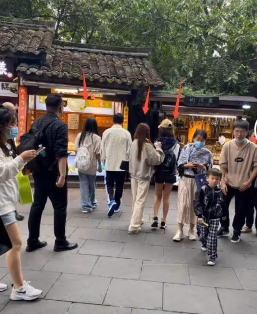 王思聰和沉潔現身成都一家酒吧,和一位富二代朋友打牌,一晚營業額破百萬