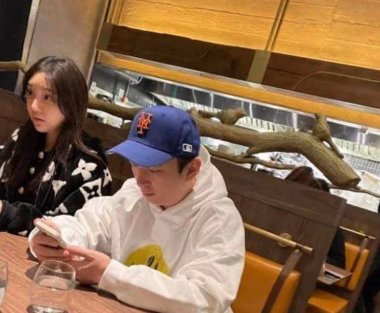 王思聰和沉潔現身成都一家酒吧,和一位富二代朋友打牌,一晚營業額破百萬