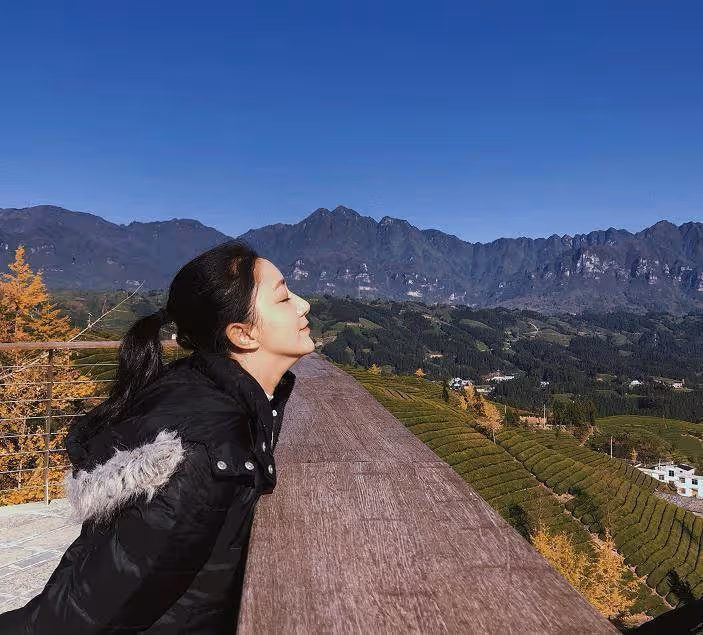 李謙太懂生活了,玩塑料玫瑰和向日葵,泡心形咖啡