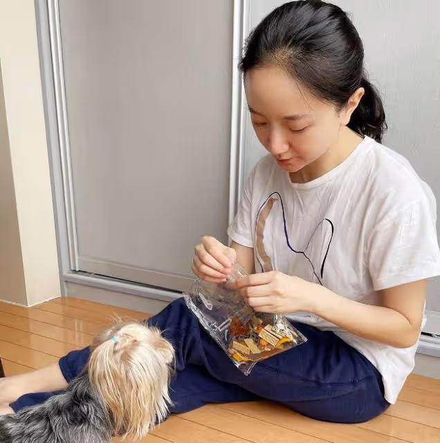 李謙太懂生活了,玩塑料玫瑰和向日葵,泡心形咖啡