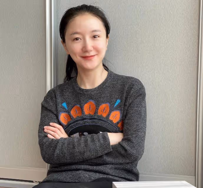李謙太懂生活了,玩塑料玫瑰和向日葵,泡心形咖啡