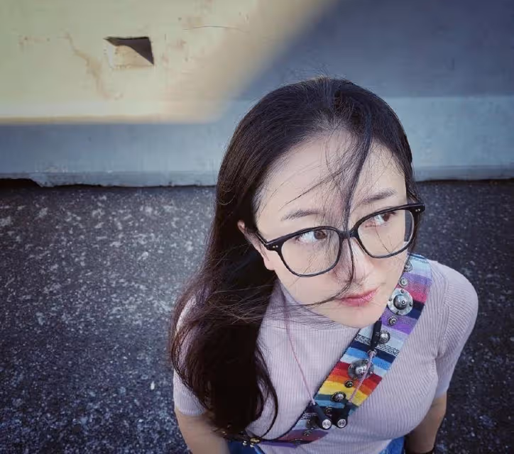 李謙太懂生活了,玩塑料玫瑰和向日葵,泡心形咖啡