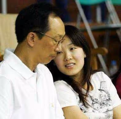 67歲老公風流，與老婆閨蜜糾纏不休，跳水女王伏明霞結婚了嗎？