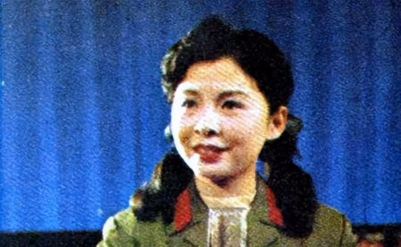 22歲嫁初戀,23歲走紅,38歲跌落神壇,董文華現在怎麼樣了?