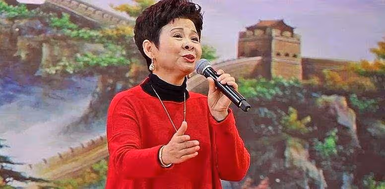 22歲嫁初戀,23歲走紅,38歲跌落神壇,董文華現在怎麼樣了?