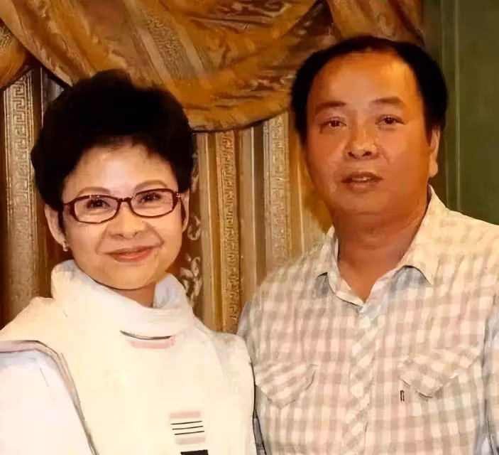 22歲嫁初戀,23歲走紅,38歲跌落神壇,董文華現在怎麼樣了?
