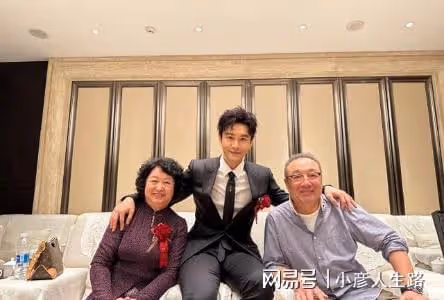 黃曉明開「家庭演唱會」！甜蜜攬姑姑唱歌，媽媽近照優雅歌聲悠揚