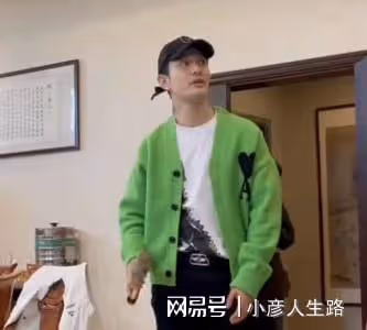 黃曉明開「家庭演唱會」！甜蜜攬姑姑唱歌，媽媽近照優雅歌聲悠揚