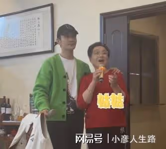 黃曉明開「家庭演唱會」！甜蜜攬姑姑唱歌，媽媽近照優雅歌聲悠揚