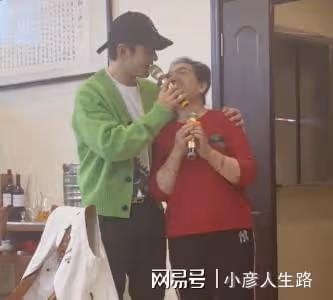 黃曉明開「家庭演唱會」！甜蜜攬姑姑唱歌，媽媽近照優雅歌聲悠揚