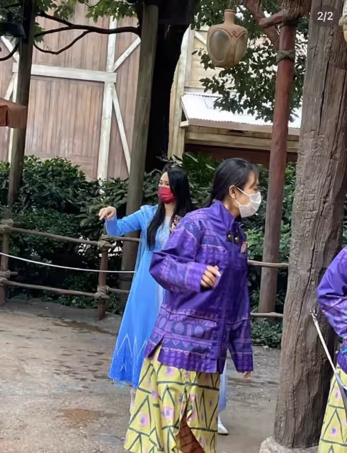 伊能靜帶女兒游迪士尼！生圖引爭議，6歲米粒與媽媽同穿公主裙，模樣十分相像