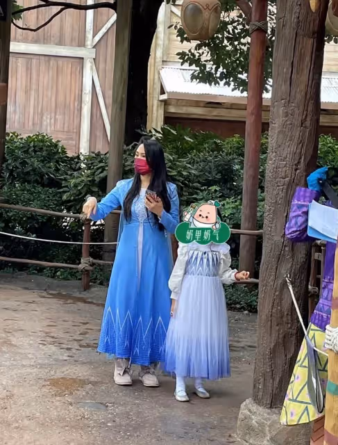 伊能靜帶女兒游迪士尼！生圖引爭議，6歲米粒與媽媽同穿公主裙，模樣十分相像