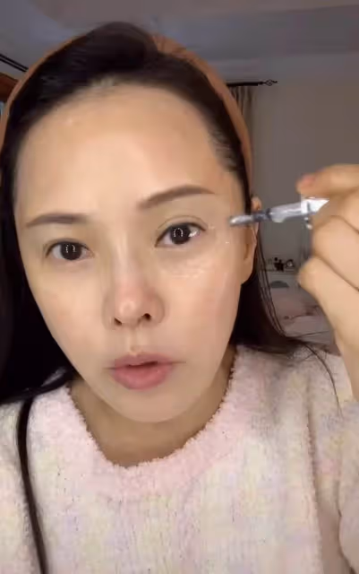 伊能靜帶女兒游迪士尼！生圖引爭議，6歲米粒與媽媽同穿公主裙，模樣十分相像