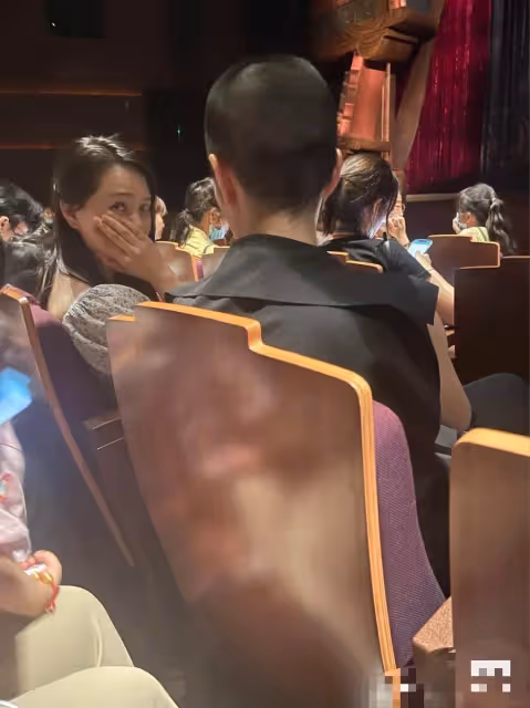 伊能靜帶女兒游迪士尼！生圖引爭議，6歲米粒與媽媽同穿公主裙，模樣十分相像