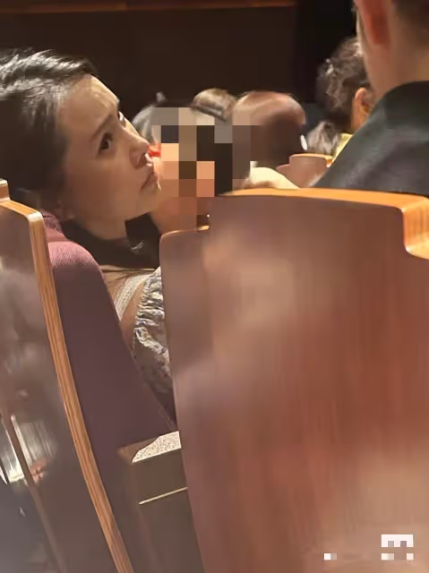 伊能靜帶女兒游迪士尼！生圖引爭議，6歲米粒與媽媽同穿公主裙，模樣十分相像