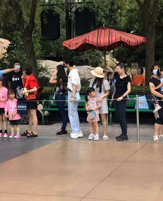 伊能靜帶女兒游迪士尼！生圖引爭議，6歲米粒與媽媽同穿公主裙，模樣十分相像