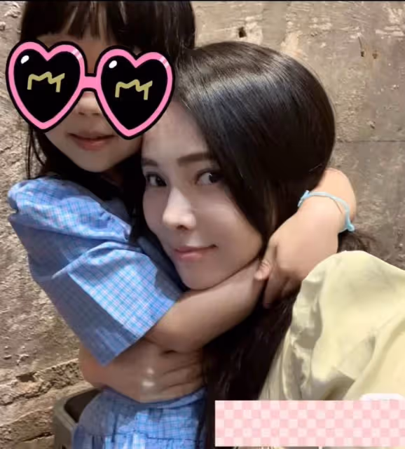 伊能靜帶女兒游迪士尼！生圖引爭議，6歲米粒與媽媽同穿公主裙，模樣十分相像