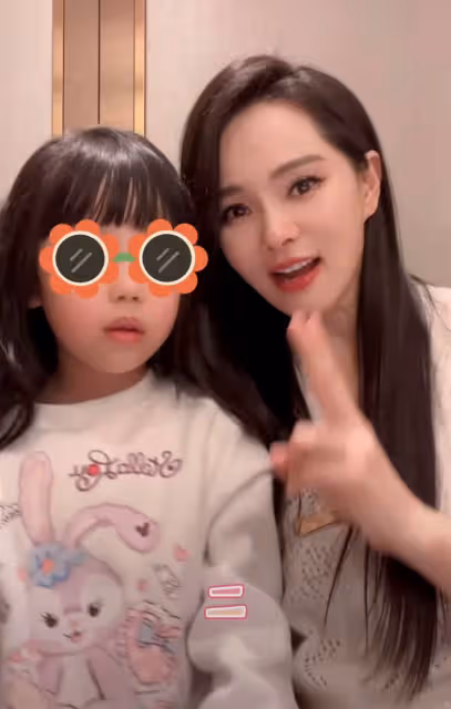 伊能靜帶女兒游迪士尼！生圖引爭議，6歲米粒與媽媽同穿公主裙，模樣十分相像