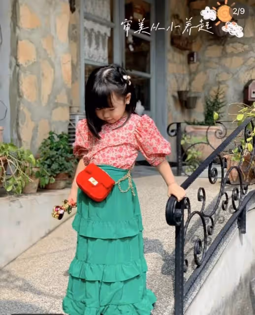 伊能靜帶女兒游迪士尼！生圖引爭議，6歲米粒與媽媽同穿公主裙，模樣十分相像