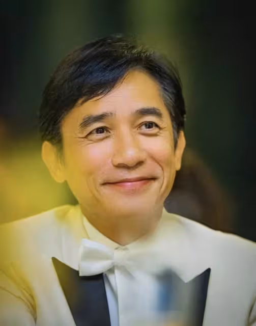 不愧是娛樂圈模範夫妻!劉嘉玲與梁朝偉參加晚宴,呈現「望夫眼」,含情脈脈全是愛