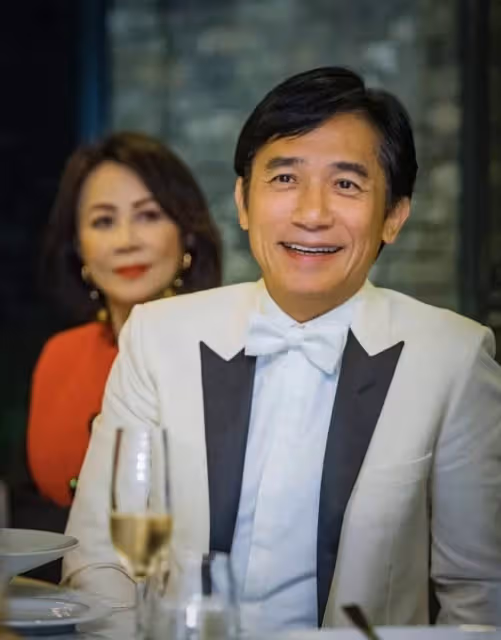 不愧是娛樂圈模範夫妻!劉嘉玲與梁朝偉參加晚宴,呈現「望夫眼」,含情脈脈全是愛