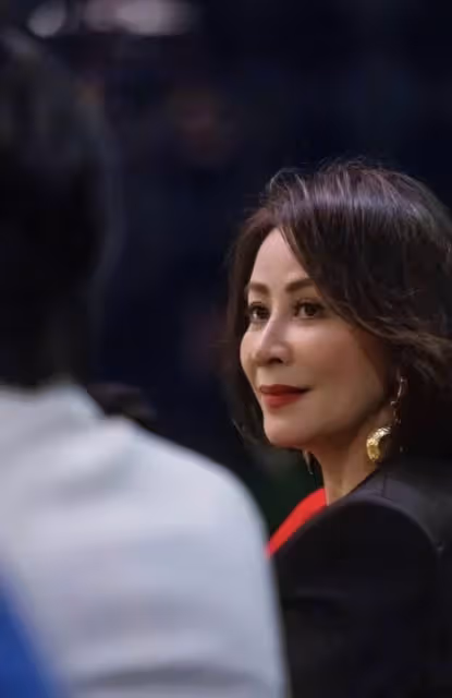 不愧是娛樂圈模範夫妻!劉嘉玲與梁朝偉參加晚宴,呈現「望夫眼」,含情脈脈全是愛
