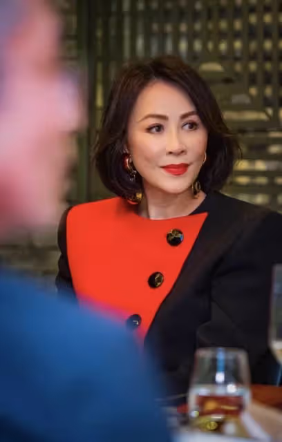 不愧是娛樂圈模範夫妻!劉嘉玲與梁朝偉參加晚宴,呈現「望夫眼」,含情脈脈全是愛