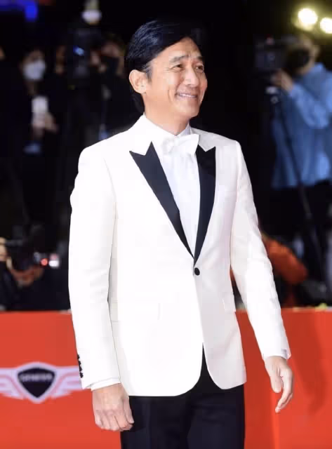不愧是娛樂圈模範夫妻!劉嘉玲與梁朝偉參加晚宴,呈現「望夫眼」,含情脈脈全是愛