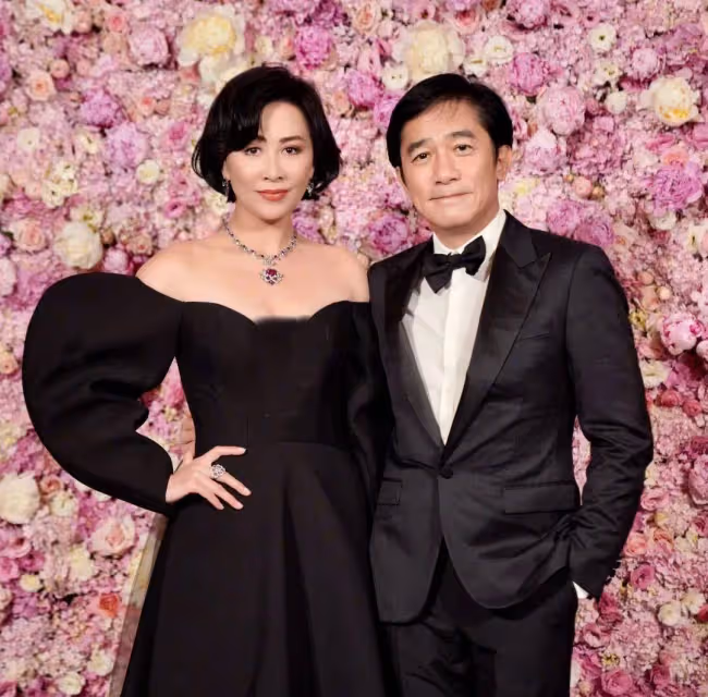 不愧是娛樂圈模範夫妻!劉嘉玲與梁朝偉參加晚宴,呈現「望夫眼」,含情脈脈全是愛