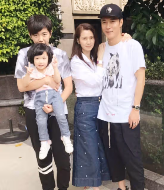 洪欣兒子越長越像張丹峰！「白皙膚色+精緻五官」顏值不輸圈內明星，高大帥氣身材超吸睛，網友驚呼：帥到認不出