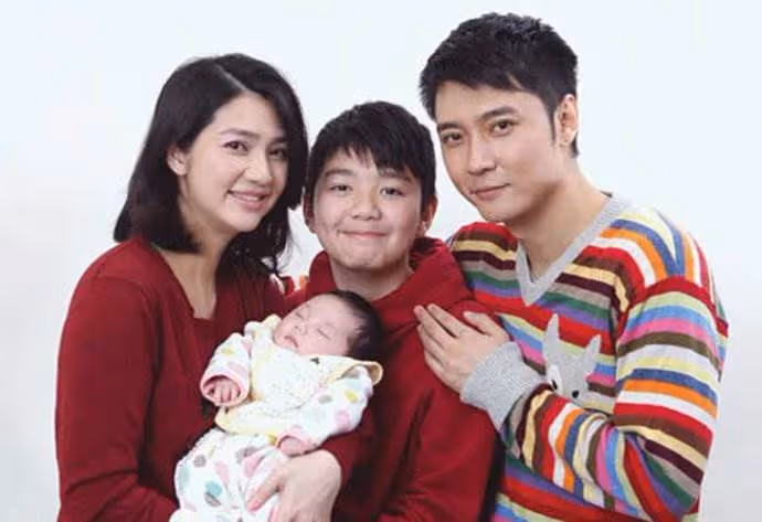 洪欣兒子越長越像張丹峰!「白皙膚色+精緻五官」顏值不輸圈內明星,高大帥氣身材超吸睛,網友驚呼:帥到認不出