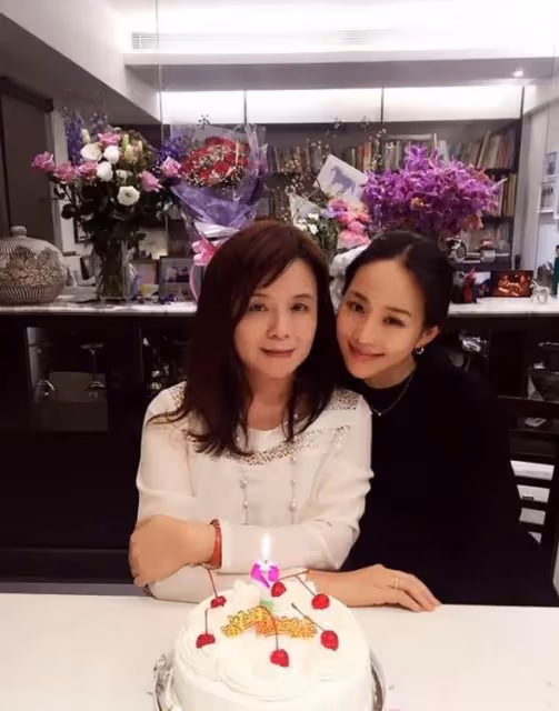 帶你參觀張鈞甯的豪宅,家中風格令人意外,一頓飯擺十幾道菜