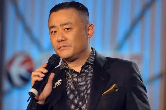 周立波現身紐約餐廳!摟粉絲合影被贊友善,55歲長居國外住豪宅
