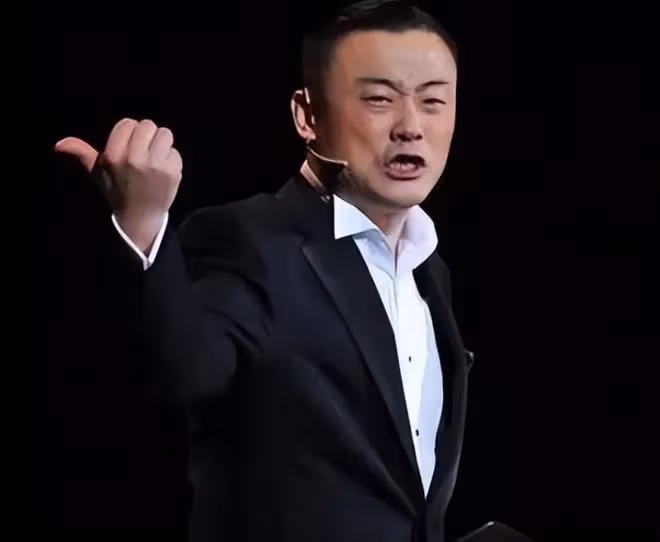 周立波現身紐約餐廳!摟粉絲合影被贊友善,55歲長居國外住豪宅