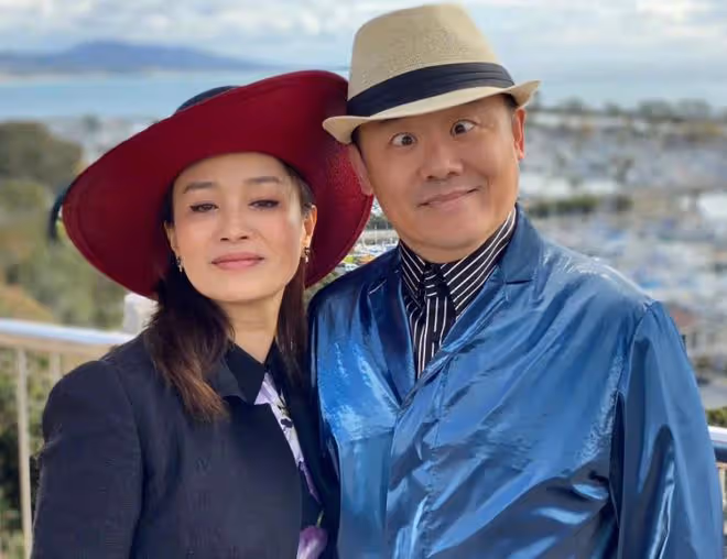 周立波現身紐約餐廳!摟粉絲合影被贊友善,55歲長居國外住豪宅