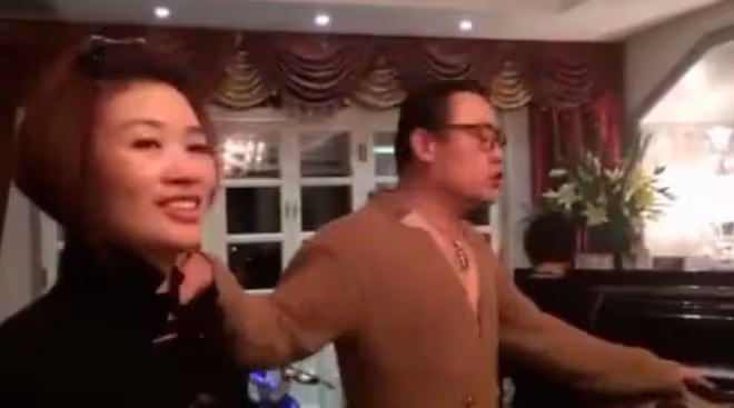 周立波現身紐約餐廳!摟粉絲合影被贊友善,55歲長居國外住豪宅
